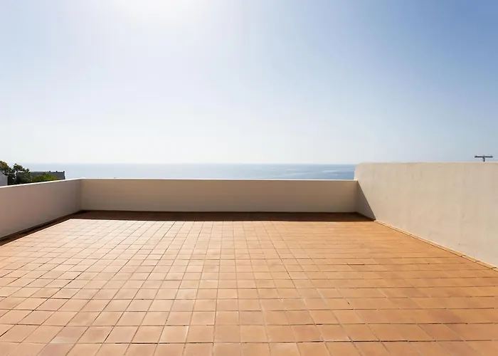 Modern 2bedroom Seaviews & Wifi